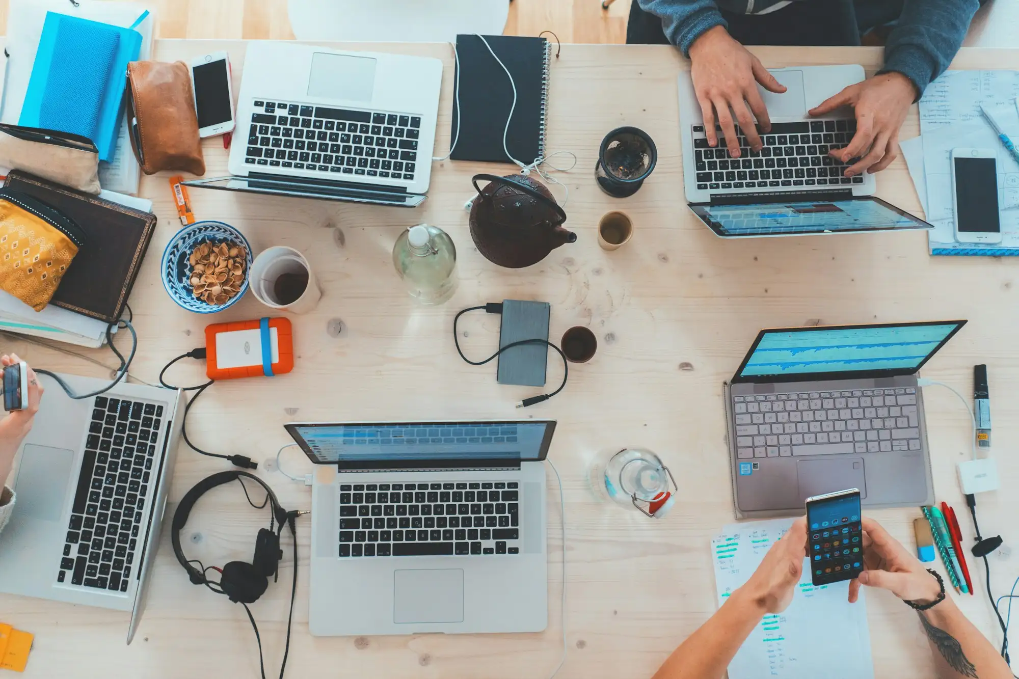 Teamtisch mit Laptops und Notizen von oben