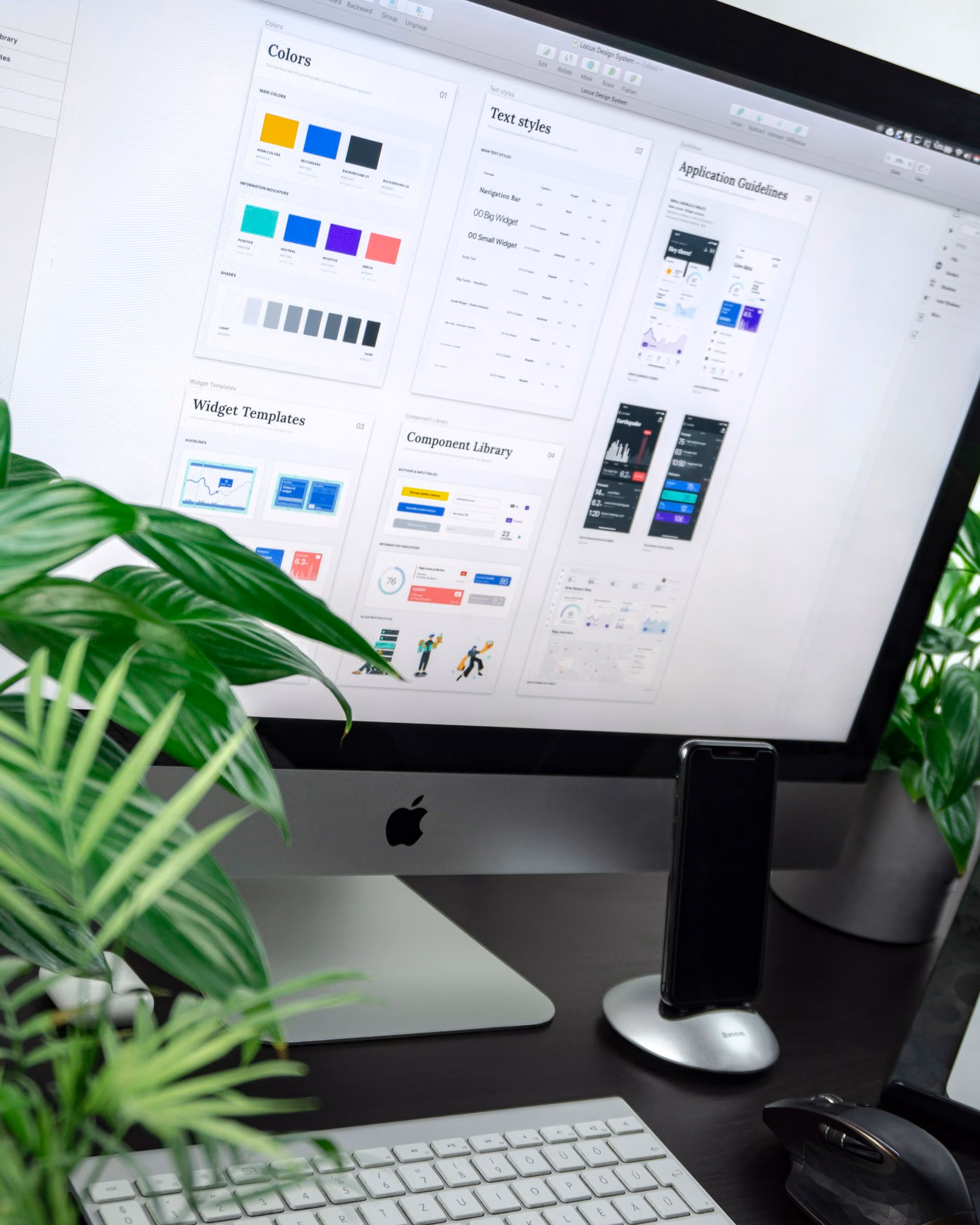 Bildschirm mit einem UI-Designsystem neben einer Pflanze