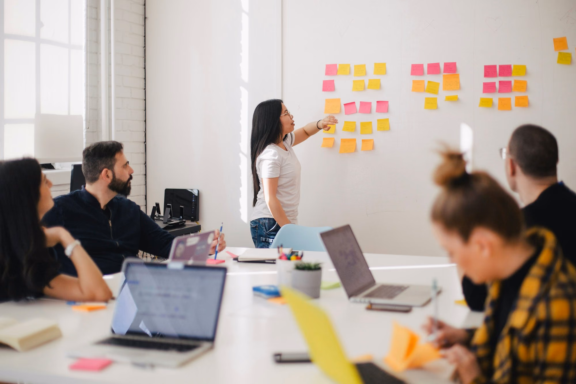 Workshop mit bunten Haftnotizen an der Wand